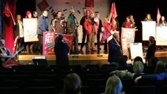 Des membres de la Fédération autonome de l'enseignement perturbent un colloque de l'Association des directions d'établissements de l'Île-Jésus, le 29 janvier 2016, à l'École Leblanc à Laval. Des membres de la Fédération autonome de l'enseignement perturbent un colloque de l'Association des directions d'établissements de l'Île-Jésus, le 29 janvier 2016, à l'École Leblanc à Laval.