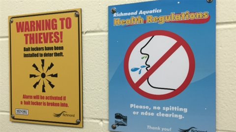 Des panneaux à la piscine municipale de Richmond demandant de ne pas cracher. Des panneaux à la piscine municipale de Richmond demandant de ne pas cracher.