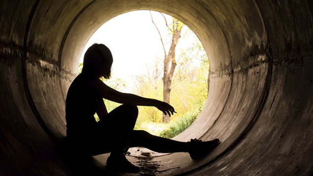 Une femme, dans un tunnel, fume une cigarette. Une femme, dans un tunnel, fume une cigarette.