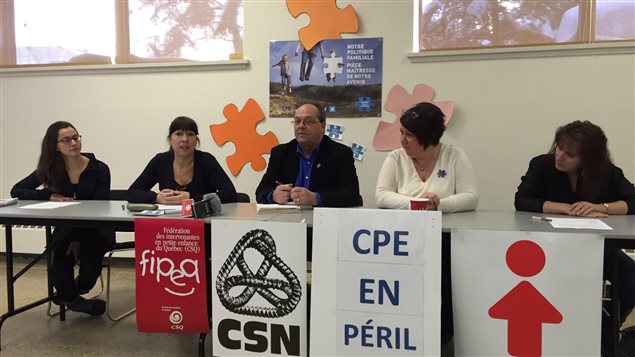 Les grandes centrales syndicales, la CSN et la FTQ, se joignent au Regroupement des CPE de l'Abitibi-Témiscamingue et à la Fédération des intervenantes en petite enfance pour réclamer l'abandon des compressions de 120 millions de dollars annoncées Les grandes centrales syndicales, la CSN et la FTQ, se joignent au Regroupement des CPE de l'Abitibi-Témiscamingue et à la Fédération des intervenantes en petite enfance pour réclamer l'abandon des compressions de 120 millions de dollars annoncées