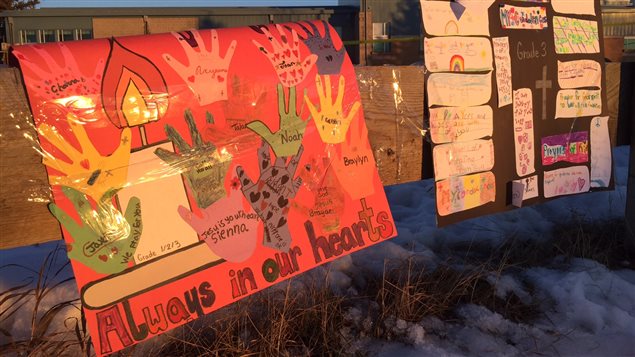 Des messages de soutien à l'école secondaire de La Loche où une fusillade a fait plusieurs morts. Des messages de soutien à l'école secondaire de La Loche où une fusillade a fait plusieurs morts.