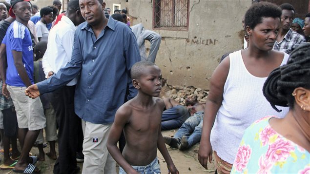 Sur cette photo datant du 9 décembre 2015, un jeune garçon se joint à d’autres dans une rue de Bujumbura où cinq personnes ont été trouvées mortes. Sur cette photo datant du 9 décembre 2015, un jeune garçon se joint à d’autres dans une rue de Bujumbura où cinq personnes ont été trouvées mortes.