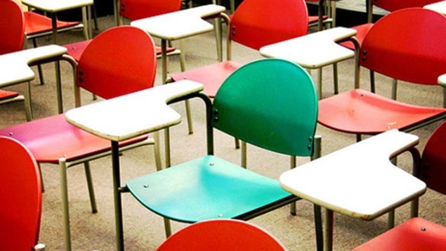 Une salle de classe. Une salle de classe.