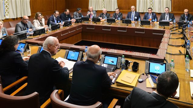 L'émissaire spécial de l'ONU pour la Syrie, Staffan de Mistura (en bas, à gacuhe) se prépare à discuter avec la délégation du régime, menée par Bachar al-Jaafari. L'émissaire spécial de l'ONU pour la Syrie, Staffan de Mistura (en bas, à gacuhe) se prépare à discuter avec la délégation du régime, menée par Bachar al-Jaafari.