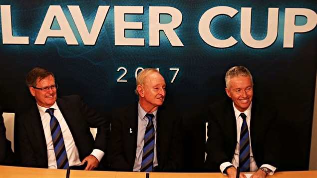 Rod Laver à la présentation de la Coupe Rod Laver, entouré du président et du directeur général de Tennis Australie Rod Laver à la présentation de la Coupe Rod Laver, entouré du président et du directeur général de Tennis Australie