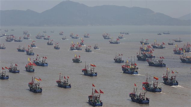 Des milliers de bateaux de pêche partent en mer le 16 septembre 2015 à Ningbo, en Chine, après un moratoire de trois mois et demi dans la mer de Chine orientale. Des milliers de bateaux de pêche partent en mer le 16 septembre 2015 à Ningbo, en Chine, après un moratoire de trois mois et demi dans la mer de Chine orientale.