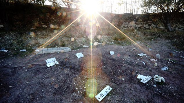 Sur l'ile grecque de Lesbos, des migrants noyés sont enterrés au cimetière de Mytilene. Les victimes sont identifiées par un numéro et une date. Sur l'ile grecque de Lesbos, des migrants noyés sont enterrés au cimetière de Mytilene. Les victimes sont identifiées par un numéro et une date.