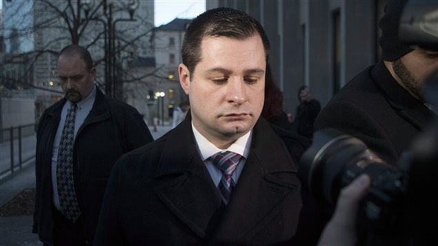 Le policier de Toronto James Forcillo à la sortie du palais de justice, après avoir été reconnu coupable. Le policier de Toronto James Forcillo à la sortie du palais de justice, après avoir été reconnu coupable.