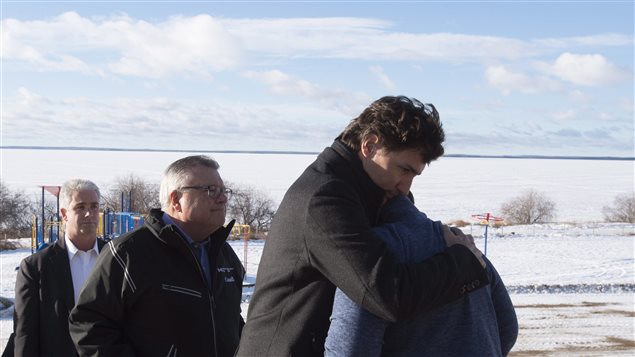 Le premier ministre Justin Trudeau réconforte une résidente de La Loche après la fusillade de la semaine dernière. Le premier ministre Justin Trudeau réconforte une résidente de La Loche après la fusillade de la semaine dernière.