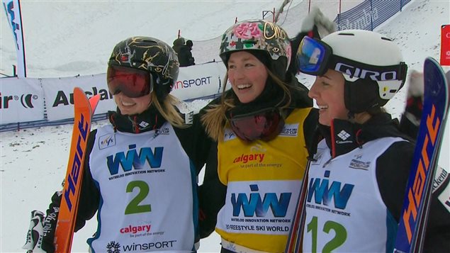 Chloé Dufour-Lapointe (au centre), Justine Dufour-Lapointe (à gauche) et Andi Naude (à droite). Chloé Dufour-Lapointe (au centre), Justine Dufour-Lapointe (à gauche) et Andi Naude (à droite).