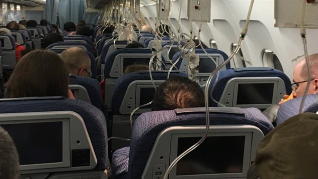 Les passagers ont dû porter leur masque pendant la descente. Les passagers ont dû porter leur masque pendant la descente.