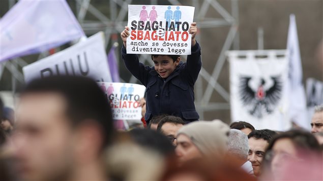 Un enfant tient une pancarte disant « C'est mal même si cela devient légal », lors d'une manifestation contre le projet de loi permettant aux couples homosexuels de se marier et d'adopter un enfant. Un enfant tient une pancarte disant « C'est mal même si cela devient légal », lors d'une manifestation contre le projet de loi permettant aux couples homosexuels de se marier et d'adopter un enfant.