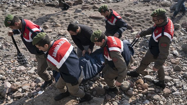 La police paramilitaire de la Turquie transporte les corps des migrants décédés lors d'un naufrage sur la mer Égée. La police paramilitaire de la Turquie transporte les corps des migrants décédés lors d'un naufrage sur la mer Égée.
