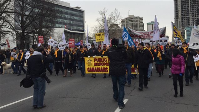 Des milliers de personnes manifestent à Hamilton pour soutenir les employés et retraités de U.S. Steel. Des milliers de personnes manifestent à Hamilton pour soutenir les employés et retraités de U.S. Steel.