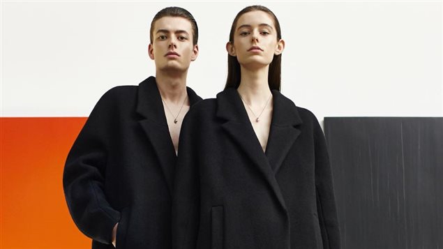 Les vêtements du designer Rad Hourani sont conçus pour être portés par toutes et tous, peu importe le sexe