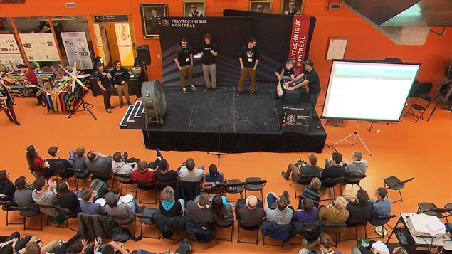 Des étudiants testent l'éolienne qu'ils ont fabriquée. Des étudiants testent l'éolienne qu'ils ont fabriquée.