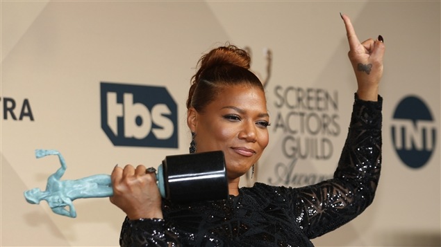 Queen Latifah a été récompensée pour son rôle dans le film pour la télévision Bessie. Queen Latifah a été récompensée pour son rôle dans le film pour la télévision Bessie.