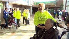 Beryl Tell participe à la Marche pour l'Alzheimer à Regina. Beryl Tell participe à la Marche pour l'Alzheimer à Regina.