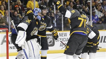 P.K. Subban et les siens célèbrent leur victoire de 4-3 contre les métropolitains. P.K. Subban et les siens célèbrent leur victoire de 4-3 contre les métropolitains.