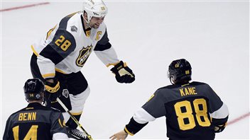 John Scott et Patrick Kane ont jeté les gants, au grand plaisir de la foule. John Scott et Patrick Kane ont jeté les gants, au grand plaisir de la foule.