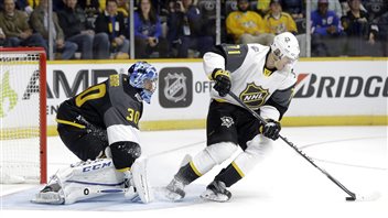 Evgeni Malkin fait le tourniquet pour battre Ben Bishop. Evgeni Malkin fait le tourniquet pour battre Ben Bishop.