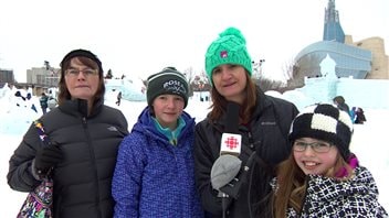 Paula Lund (avec le micro) a fait le voyage depuis le Minnesota pour voir les sculptures de glace. Paula Lund (avec le micro) a fait le voyage depuis le Minnesota pour voir les sculptures de glace.