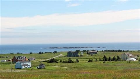 Le magnifique paysage de pointe St-Pierre et la maison LeGros (au centre) entre Gaspé et Percé Le magnifique paysage de pointe St-Pierre et la maison LeGros (au centre) entre Gaspé et Percé