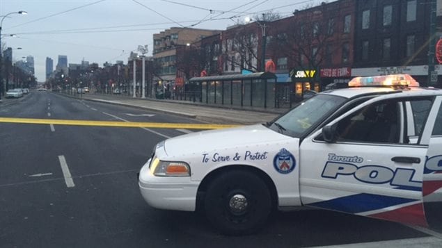 La police a bouclé le quartier le temps d'enquêter sur la fusillade mortelle. La police a bouclé le quartier le temps d'enquêter sur la fusillade mortelle.