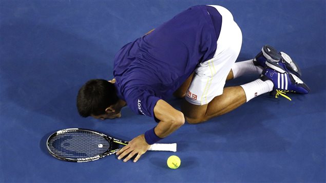 Le Serbe Novak Djokovic s'impose sur l'Écossais Andy Murray aux Internationaux d'Australie. Le Serbe Novak Djokovic s'impose sur l'Écossais Andy Murray aux Internationaux d'Australie.
