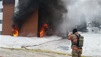 Le feu a commencé au sous-sol du bâtiment. Le feu a commencé au sous-sol du bâtiment.