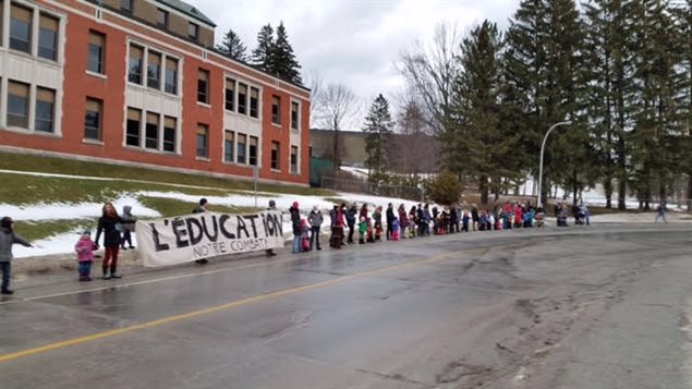 Les parents et travailleurs du CPE Manche de Pelle se sont joints à ceux du CPE Le Bilboquet pour faire une grande chaîne humaine lundi matin à Sherbrooke. Les parents et travailleurs du CPE Manche de Pelle se sont joints à ceux du CPE Le Bilboquet pour faire une grande chaîne humaine lundi matin à Sherbrooke.