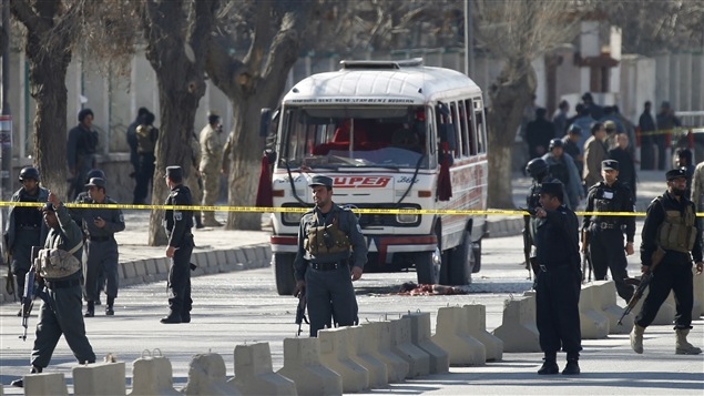 Des policiers afghans montent la garde sur le site d'un attentat suicide. Des policiers afghans montent la garde sur le site d'un attentat suicide.