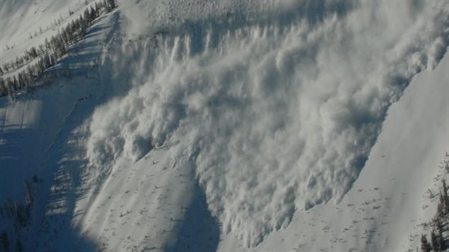 Une avalanche en haute montagne Une avalanche en haute montagne