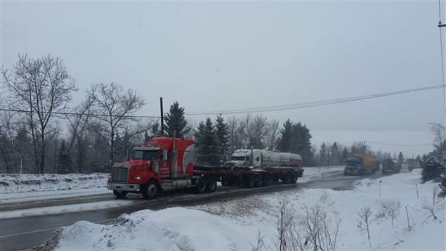 Des camions-remorques peinent à monter la côte de Saint-Fulgence. Des camions-remorques peinent à monter la côte de Saint-Fulgence.