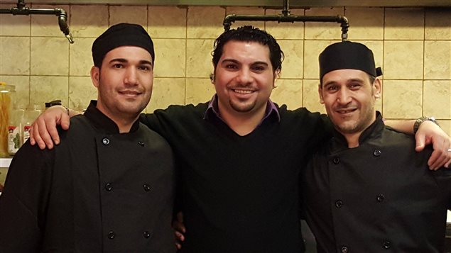 Ehab Radwan propriétaire du Taste Of Egypt, au centre, en compagnie de ses deux nouveaux chefs. Ehab Radwan propriétaire du Taste Of Egypt, au centre, en compagnie de ses deux nouveaux chefs.