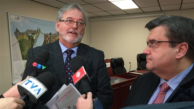 Le maire de Beauharnois, Claude Haineault, et le maire de Montréal, Denis Coderre, le 1er février Le maire de Beauharnois, Claude Haineault, et le maire de Montréal, Denis Coderre, le 1er février