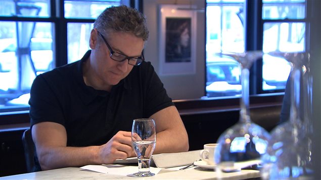 Pierre Drouin, client au Café Cherrier, regrette quelque peu la disparition de « La Presse » papier en semaine. Pierre Drouin, client au Café Cherrier, regrette quelque peu la disparition de « La Presse » papier en semaine.