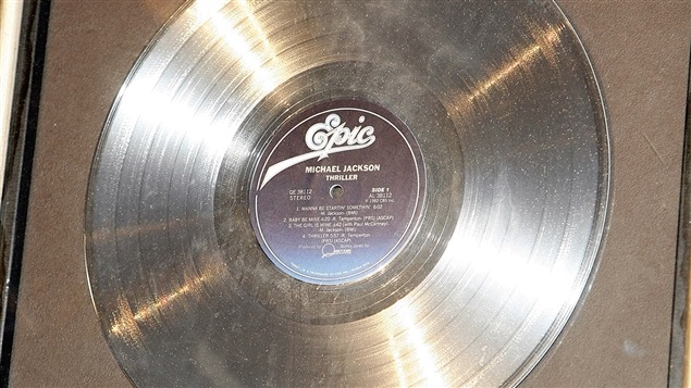 La certification 30 fois platine de « Thriller » de Michael Jackson La certification 30 fois platine de « Thriller » de Michael Jackson