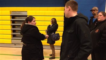 Gisèle Boucher de St-Paul en larmes après le vote sur la fermeture de son école. Gisèle Boucher de St-Paul en larmes après le vote sur la fermeture de son école.