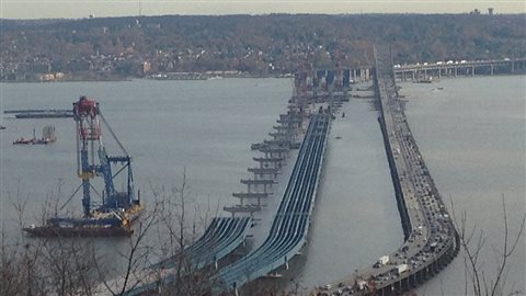 À gauche, le nouveau pont À gauche, le nouveau pont