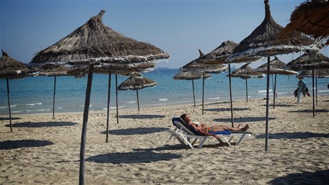Seuls quelques touristes s'aventurent sur les plages de Tunisie infligeant de lourdes pertes à l'industrie du tourisme du pays. Seuls quelques touristes s'aventurent sur les plages de Tunisie infligeant de lourdes pertes à l'industrie du tourisme du pays.