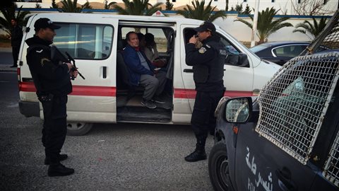 Un comité d'accueil armé pour des touristes de Sousse, en Tunisie. Un comité d'accueil armé pour des touristes de Sousse, en Tunisie.