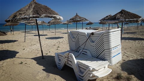 Les plages de la Tunisie sont désertées par les touristes qui craignent les attentats terroristes. Les plages de la Tunisie sont désertées par les touristes qui craignent les attentats terroristes.
