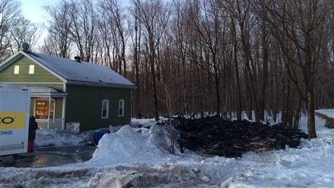 Le garage a été complètement détruit par les flammes. Le garage a été complètement détruit par les flammes.