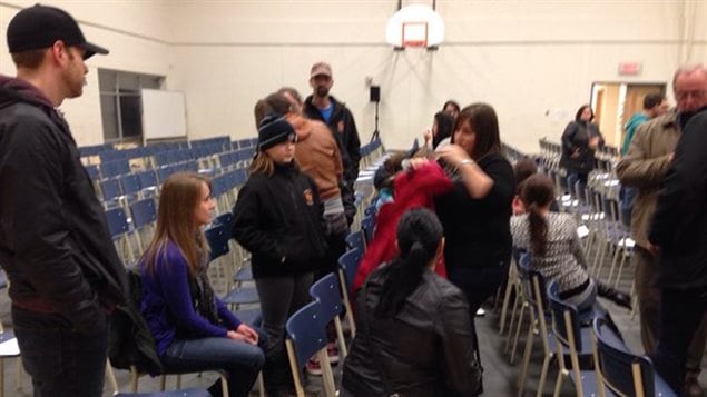 Des parents de St-Paul sous le choc après le vote qui signifie la fin prochaine de leur école. Des parents de St-Paul sous le choc après le vote qui signifie la fin prochaine de leur école.