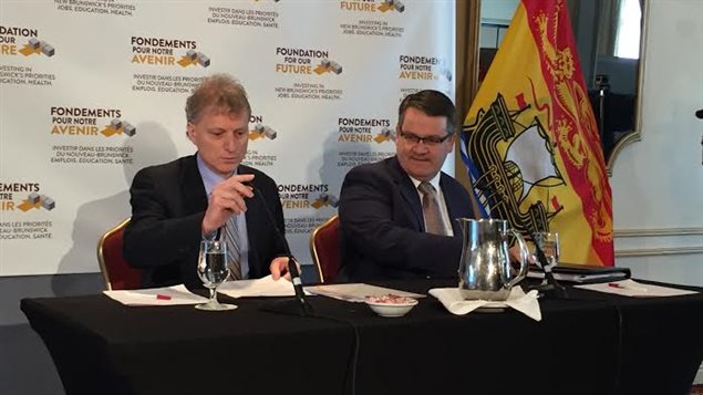 À gauche, le ministre des Finances du N.-B., Roger Melanson et à droite, le ministre responsable de la révision des programmes, Victor Boudreau À gauche, le ministre des Finances du N.-B., Roger Melanson et à droite, le ministre responsable de la révision des programmes, Victor Boudreau