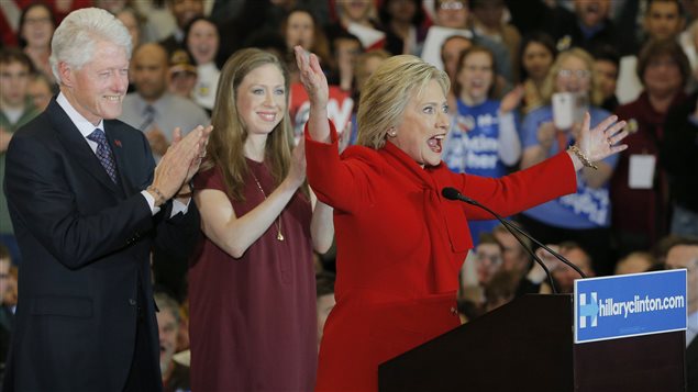 Hillary Clinton, en compagnie de son mari, Bill Clinton, et de leur fille, Chelsea, devant ses partisans en Iowa. Hillary Clinton, en compagnie de son mari, Bill Clinton, et de leur fille, Chelsea, devant ses partisans en Iowa.