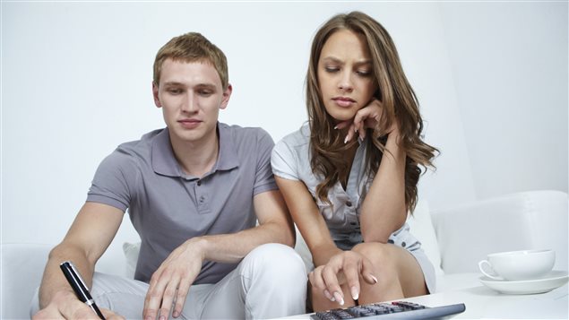 Un couple calcule ses dépenses. Un couple calcule ses dépenses.