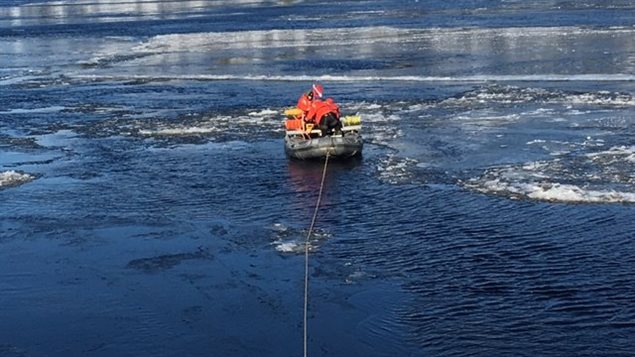 Des plongeurs de la Sûreté du Québec fouillent les eaux de la rivière Saguenay. Des plongeurs de la Sûreté du Québec fouillent les eaux de la rivière Saguenay.