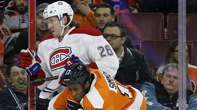 Jeff Petry se fait plaquer par Wayne Simmonds en première période. Jeff Petry se fait plaquer par Wayne Simmonds en première période.